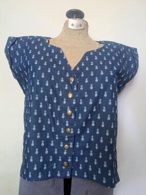 Annie 50 size small denim blue pineapple print snap front hi low top